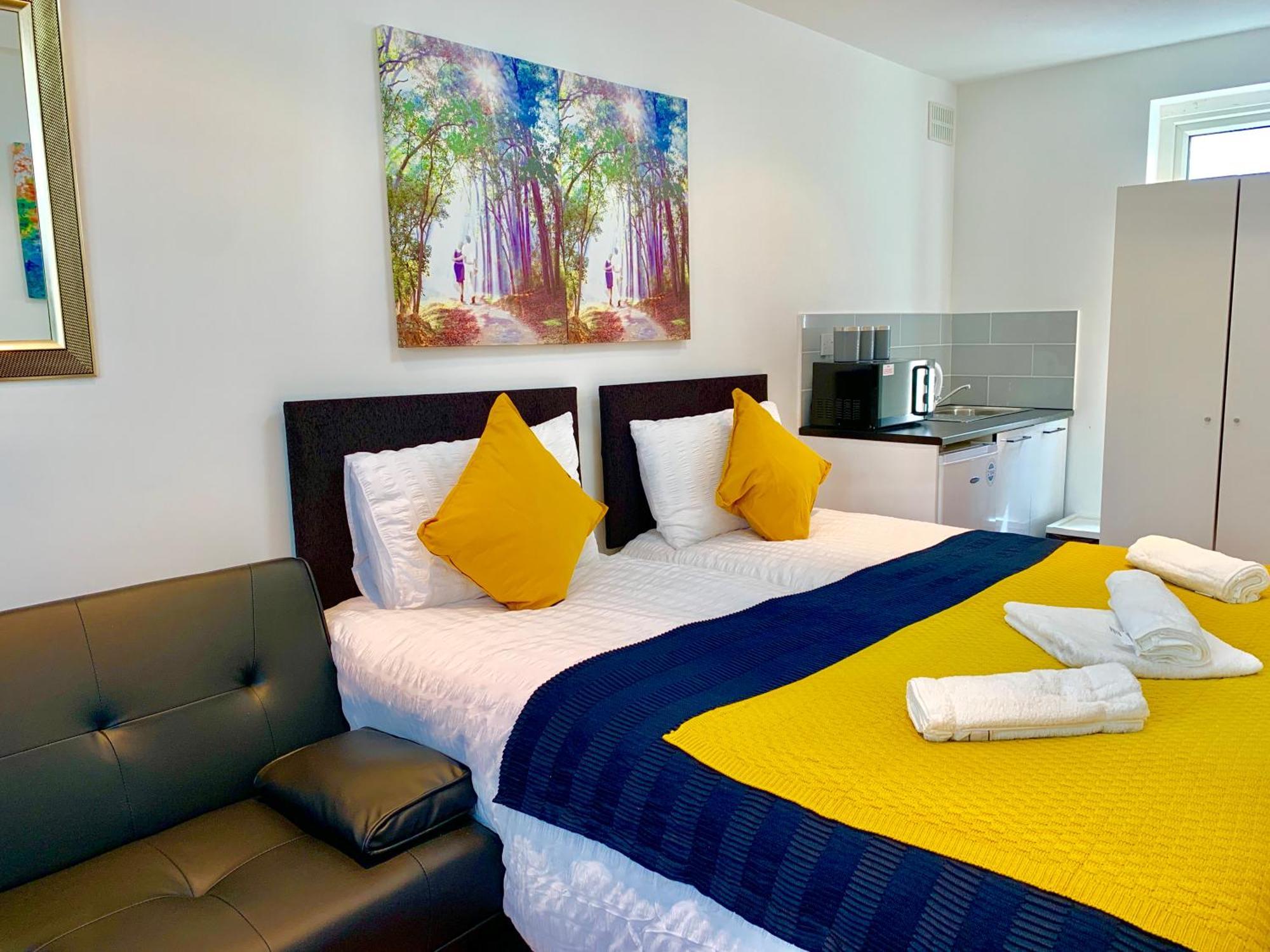 London Studio Apartments, Private Bathroom, Kitchenette, Parking, Np2 Exterior photo